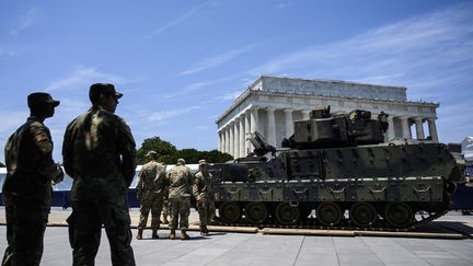 Des militaires américains hier devant un véhicule blindé lors des prépapratifs pour la fête nationale du 4-Juillet, devant le&nbsp;Lincoln Memorial, à Washington (ANDREW CABALLERO-REYNOLDS / AFP)