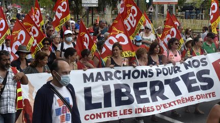 Des&nbsp;personnes manifestent contre la tenue du&nbsp;congrès du Rassemblement national à Perpignan (Pyrénées-Orientales), le 3 juillet 2021. (RAYMOND ROIG / AFP)