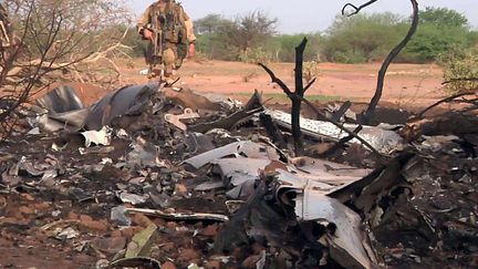 Des soldats sur le site du crash du vol d'Air Alg&eacute;rie, au Mali, le 25 juillet 2014. (AP/SIPA / AP)