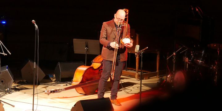 Samuel Blaser joue du trombone en solo à la Seine Musicale (9 février 2019)
 (Annie Yanbékian / Culturebox)