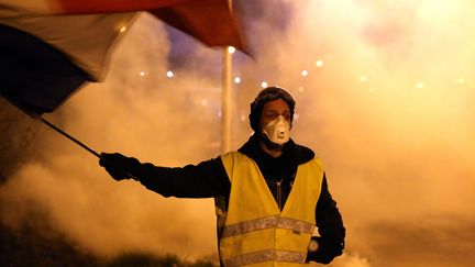 Un "gilet jaune" manifeste le 9 décembre 2018 à Angoulême (Charente).&nbsp; (MAXPPP)