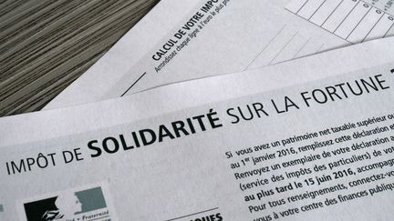 Une large majorité des personnes interrogées est opposée à la suppression de l'impôt sur la fortune, selon un sondage publié le 27 octobre 2016. (DAMIEN MEYER / AFP)