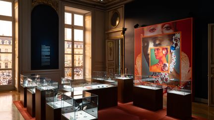 Exposition "Chaumet, un âge d'or : 1965-1985" au 12 place Vendôme à Paris, septembre 2023 : le salon des Diadèmes (JEANPICON)