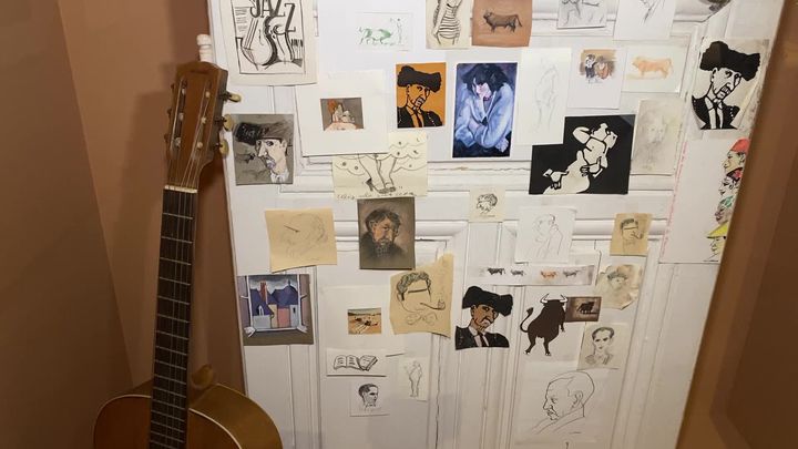 Un artiste qui dessinait tout le temps, en témoigne les centaines de dessins affichés dans son atelier. (France 3 Bretagne)