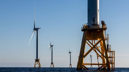 Un parc éolien offshore produit de l'électricité près de Block Island, aux Etats-Unis, le 7 juillet 2022, (JOHN MOORE / GETTY IMAGES NORTH AMERICA)