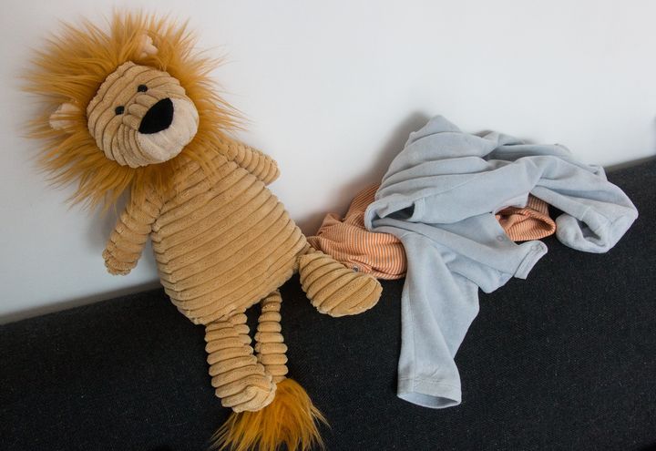 La peluche et le pyjama de l'enfant d'Amélia. (VALENTINE PASQUESOONE / FRANCEINFO)