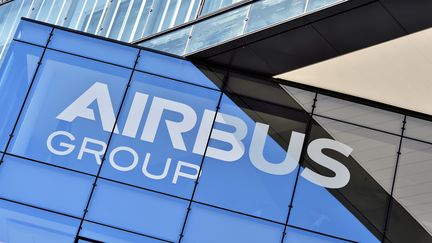 Logo Airbus Group (photo d'illustration). (REMY GABALDA / AFP)