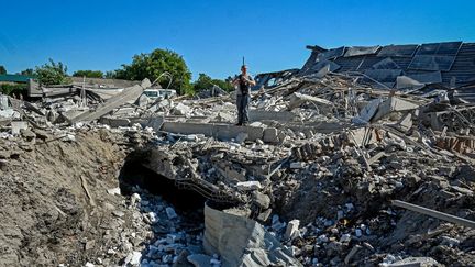 Un civil examine les ruines d'une usine après une frappe aérienne russe à Kharkiv, dans l'est de l'Ukraine, le 6 août 2022. (SERGEY BOBOK / AFP)