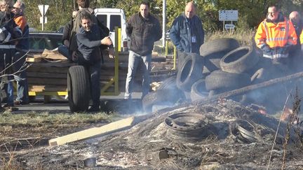 Des salariés de l'aciérie Ascoval de Saint-Saulve, dans le Nord, manifestent devant leur usine, le 23 octobre 2018. (GILLES GALLINARO / FRANCE-INFO)