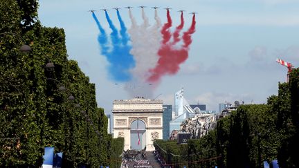 La Patrouille de France survole les Champs-Elysées, le 14 juillet 2017. (GONZALO FUENTES / REUTERS)