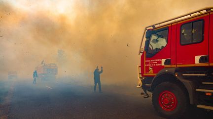 18 juillet 2022. Incendies de feux de forêt dans le sud Gironde,&nbsp;le long de la D15 entre Louchats et Saint Symphorien.&nbsp; (CLAUDE PETIT / MAXPPP)