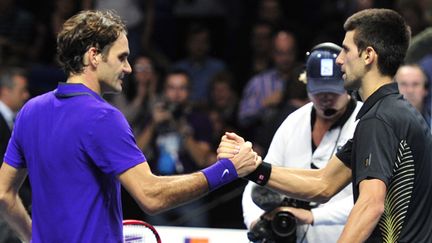 Roger Federer et Novak Djokovic se saluent (en 2012 à Londres) (GLYN KIRK / AFP)