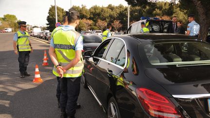 Des policiers contr&ocirc;lent une voiture pr&egrave;s de Perpignan (Pyr&eacute;n&eacute;es-Orientales), le 4 avril 2015. (CITIZENSIDE / ROBERT FAGES / AFP)