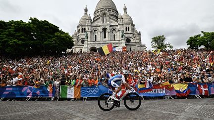 Valentin Madouas sur la butte Montmartre pendant la course en ligne masculine des Jeux olympiques de Paris, le 3 août 2024. (AFP)