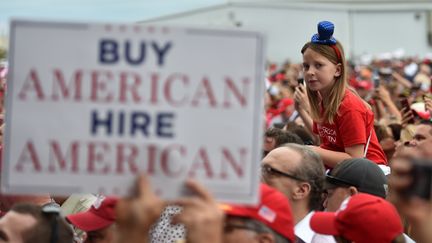 Des soutiens de Donald Trump lors de son discours à Georgia, le 4 novembre 2018. (NICHOLAS KAMM / AFP)