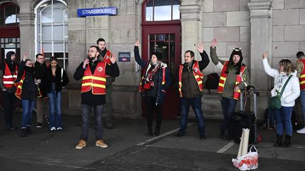 Les cheminots votent la reconduction de la grève à la gare de Strasbourg, le 8 mars 2023. (FREDERICK FLORIN / AFP)