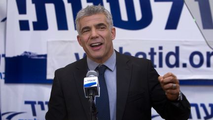 Ya&iuml;r Lapid, ex-journaliste vedette de la t&eacute;l&eacute;vision et leader du parti centriste&nbsp;Yesh Atid, la deuxi&egrave;me formation politique des l&eacute;gislatives isra&eacute;liennes, le 23 janvier 2013 &agrave; Tel Aviv (Isra&euml;l). (AHMAD GHARABLI / AFP)