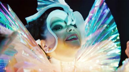 Björk dans le clip de "The Gate"
 (Nowness / Capture image YouTube)