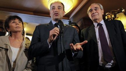 Jean-François Copé et Bernard Debré, en campagne pour les législatives, à Paris, le 25 mai 2012. (AFP - Pierre Verdy)