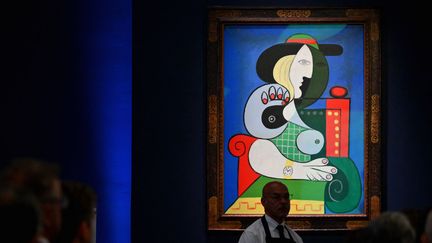 Le tableau "Femme à la montre" (1932) de Pablo Picasso exposé chez Sotheby's à New York lors de la vente aux enchères le 8 novembre 2023. (ANGELA WEISS / AFP)