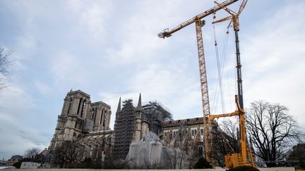 Une grue géante veille sur la cathédrale de Notre-Dame de Paris, le 19 décembre 2019, en attendant de démonter l'échafaudage qui la menace.  (THOMAS SAMSON / AFP)