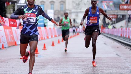  Shura Kitata devance Vincent Kipchumba (à droite) et Sisay Lemma au marathon de Londres, le 4 octobre 2020 (RICHARD HEATHCOTE / POOL)