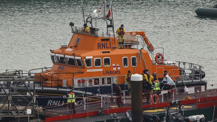 Les migrants qui ont fait naufrage sont escortés à Dover, au Royaume-Uni, le 14 décembre 2022. (CARLOS JASSO / AFP)