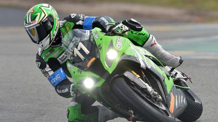 Grégory Leblanc au guidon de la Kawasaki N.11, vainqueur des 24h du Mans pour la 5e fois en 2016 (JEAN-FRANCOIS MONIER / AFP)