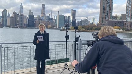 Anne-Sophie Lapix présentant le JT de France 2 depuis New York pour l'élection présidentielle américaine. (franceinfo)