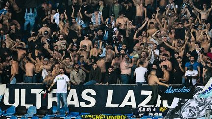 Les ultras de la Lazio, le 23 octobre 2022. (MIGUEL MEDINA / AFP)