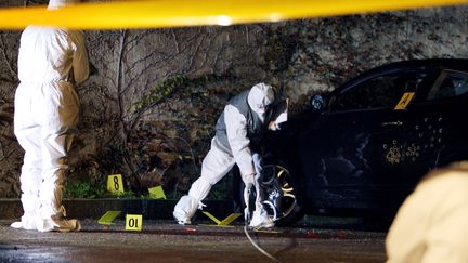 Un homme &acirc;g&eacute; de 29 ans avait &eacute;t&eacute; tu&eacute; &agrave; l'arme automatique, vendredi 7 d&eacute;cembre 2012, dans la station baln&eacute;aire de Calvi, en Haute-Corse. La victime a &eacute;t&eacute; tu&eacute;e pr&egrave;s de sa voiture, cribl&eacute;e de balles, d'o&ugrave; elle &eacute;tait parvenue &agrave; s'extraire. (PASCAL POCHARD-CASABIANCA / AFP)