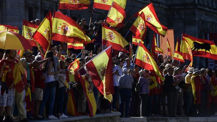 Des manifestants anti-indépendantistes&nbsp;à Madrid, le 7 octobre 2017. (JAVIER SORIANO / AFP)