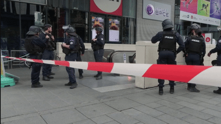 Menace terroriste : à Paris, les policiers blessent une femme qui aurait menacé des passagers du RER C