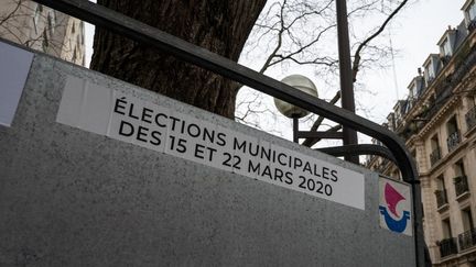 Un panneau pour les élections municipales à Paris, le 4 mars 2020.&nbsp; (RICCARDO MILANI / HANS LUCAS / AFP)