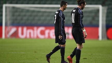 Moment de solitude pour Cristiano Ronaldo et Gareth Bale, très déçus sur le terrain du Legia Varsovie (ODD ANDERSEN / AFP)