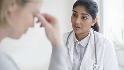 Une femme consultant son médecin. (SCIENCE PHOTO LIBRARY / R3F)