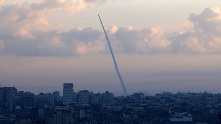 Des missiles sont envoyés depuis la ville de Gaza vers Israël, le 7 octobre 2023. (MAHMUD HAMS / AFP)