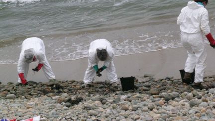 Les hydrocarbures risquent de polluer les côtes bretonnes, comme ici en 2007, dans le Finistère, après l'accident du MSC Napoli. (MAXPPP)