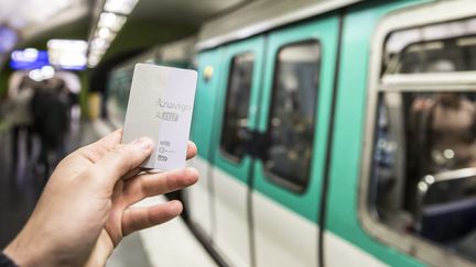 Un passe Navigo, qui permet de circuler dans les transports en commun parisiens, le 17 novembre 2017. (MAXPPP)