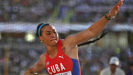 La lanceuse du disque cubaine&nbsp;Yaime Perez, lors des championnats du monde d'athlétisme à Eugene, le 18 juillet 2022. (ANDREJ ISAKOVIC / AFP)