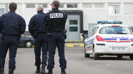  (Des policiers à Amiens lors d'une fouille dans des caves © MAXPPP / Le courrier picard)