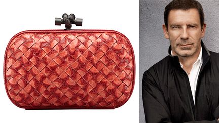 Tomas Maier, Directeur Artistique de Bottega Veneta, et une minauidère Knot en cuir rouge
 (Collier Schirr )