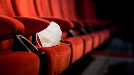 Un masque est posé dans un cinéma de Perpignan (Pyrénées-Orientales), le 19 juin 2020. (ST?PHANE FERRER YULIANTI / HANS LUCAS / AFP)