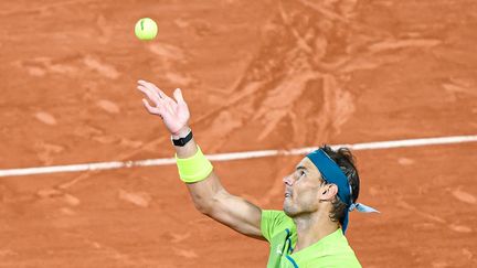 Rafael Nadal sur le court Philippe-Chatrier, le 31 mai 2022. (VICTOR JOLY / AFP)