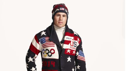 Le joueur de hockey Zach Parise porte la tenue officielle de l'&eacute;quipe des Etats-Unis, r&eacute;alis&eacute;e par Ralph Lauren. Les v&ecirc;tements, pr&eacute;sent&eacute;s jeudi 23 janvier, ont imm&eacute;diatement suscit&eacute; des r&eacute;actions moqueuses sur les r&eacute;seaux sociaux. (AP / SIPA)