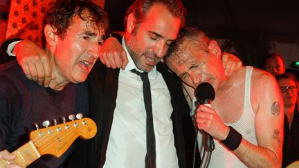 Qu'on se rassure, Jean Dujardin&nbsp;(C) n'&eacute;tait pas loin, lui aussi transcend&eacute; par la musique de Didier Wampas (D) et joint dans le d&eacute;lire par Albert Dupontel. Quels d&eacute;glingos! (CHRISTOPHE CLOVIS / MAXPPP)