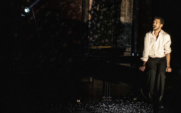 Vincent Dedienne perché sur un piano, aux Bouffes du Nord (JEAN-LOUIS FERNANDEZ)