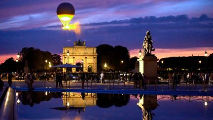 Solaire. La vasque olympique illumine le ciel de Paris, 27 juillet. (ADNAN FARZAT / AFP)