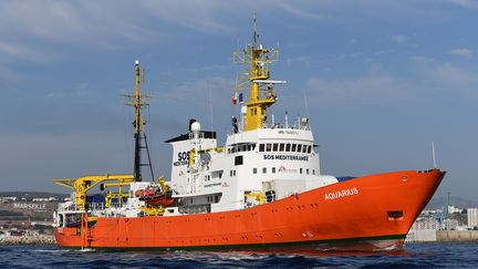 Le navire humanitaire Aquarius, affreté par les ONG SOS Méditerranée et Médecins sans frontières, le 1er août 2018. (BORIS HORVAT / AFP)