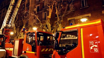 Pr&egrave;s de 200 pompiers ont &eacute;t&eacute; engag&eacute;s pour lutter contre l'incendie d'un immeuble &agrave; Aubervilliers (Seine-Saint-Denis) le 30 mars 2013.&nbsp; (THOMAS COEX / AFP)